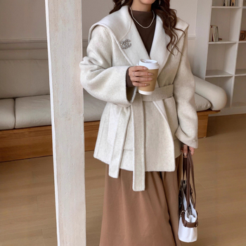 Ženski vuneni kaput s kapuljačom, dvostrani, uskog kroja, s pojasom i prednjim vezivanjem