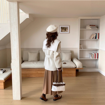 Ženski vuneni kaput s kapuljačom, dvostrani, uskog kroja, s pojasom i prednjim vezivanjem