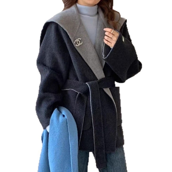 Ženski vuneni kaput s kapuljačom, dvostrani, uskog kroja, s pojasom i prednjim vezivanjem