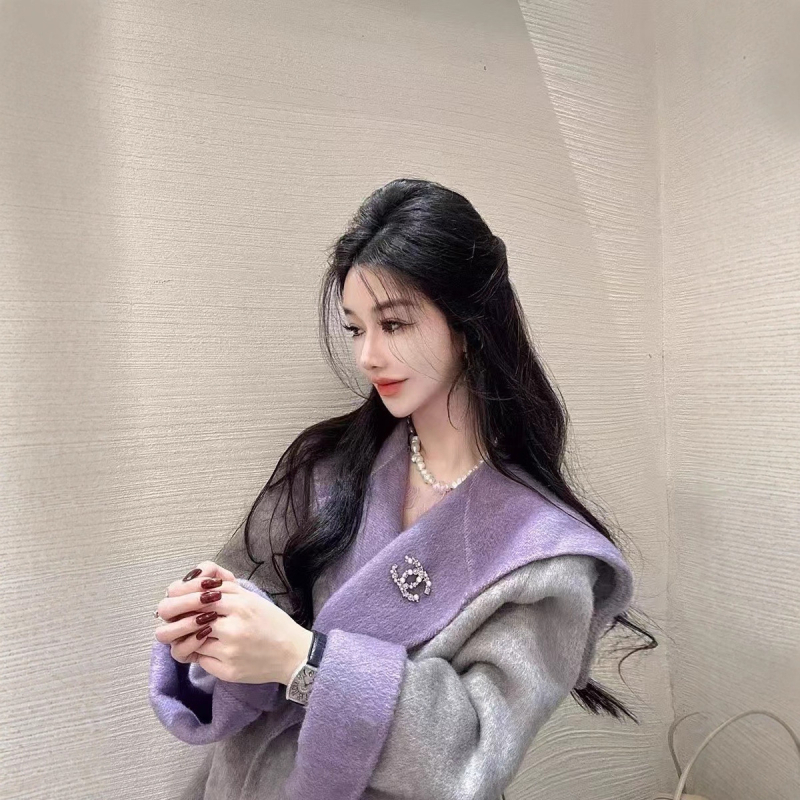 Ženski vuneni kaput s kapuljačom, dvostrani, uskog kroja, s pojasom i prednjim vezivanjem