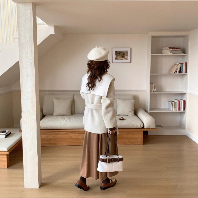 Ženski vuneni kaput s kapuljačom, dvostrani, uskog kroja, s pojasom i prednjim vezivanjem