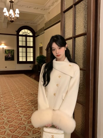 Dámsky vlnený kabát s golierom z líščej kožušiny, krátka dĺžka, viac ako 95% vlna, raglánové rukávy, zapínanie šnúrkou, zima 2025