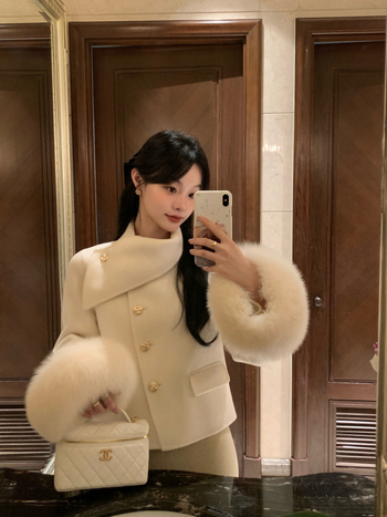 Dámsky vlnený kabát s golierom z líščej kožušiny, krátka dĺžka, viac ako 95% vlna, raglánové rukávy, zapínanie šnúrkou, zima 2025