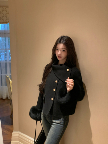 Dámsky vlnený kabát s golierom z líščej kožušiny, krátka dĺžka, viac ako 95% vlna, raglánové rukávy, zapínanie šnúrkou, zima 2025