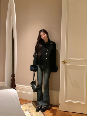 Dámsky vlnený kabát s golierom z líščej kožušiny, krátka dĺžka, viac ako 95% vlna, raglánové rukávy, zapínanie šnúrkou, zima 2025