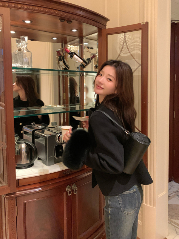 Dámsky vlnený kabát s golierom z líščej kožušiny, krátka dĺžka, viac ako 95% vlna, raglánové rukávy, zapínanie šnúrkou, zima 2025