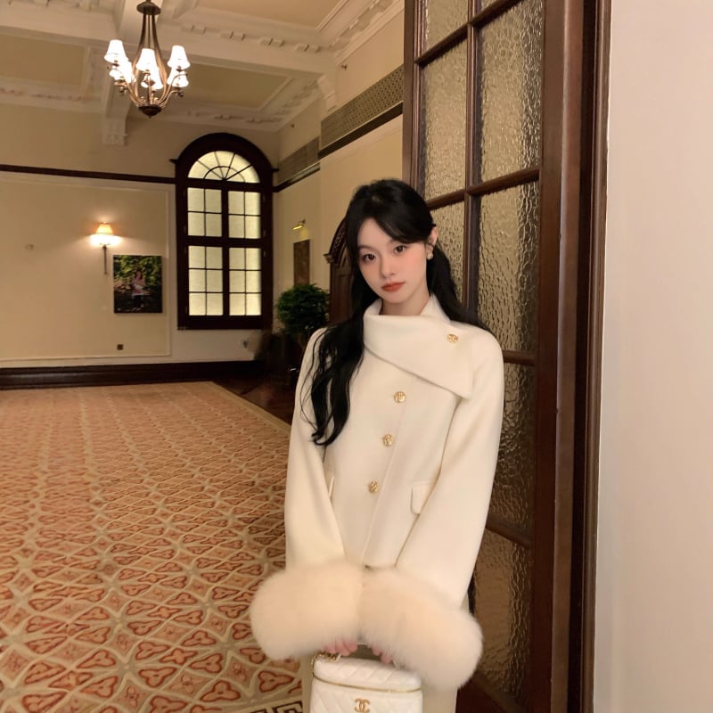 Dámsky vlnený kabát s golierom z líščej kožušiny, krátka dĺžka, viac ako 95% vlna, raglánové rukávy, zapínanie šnúrkou, zima 2025