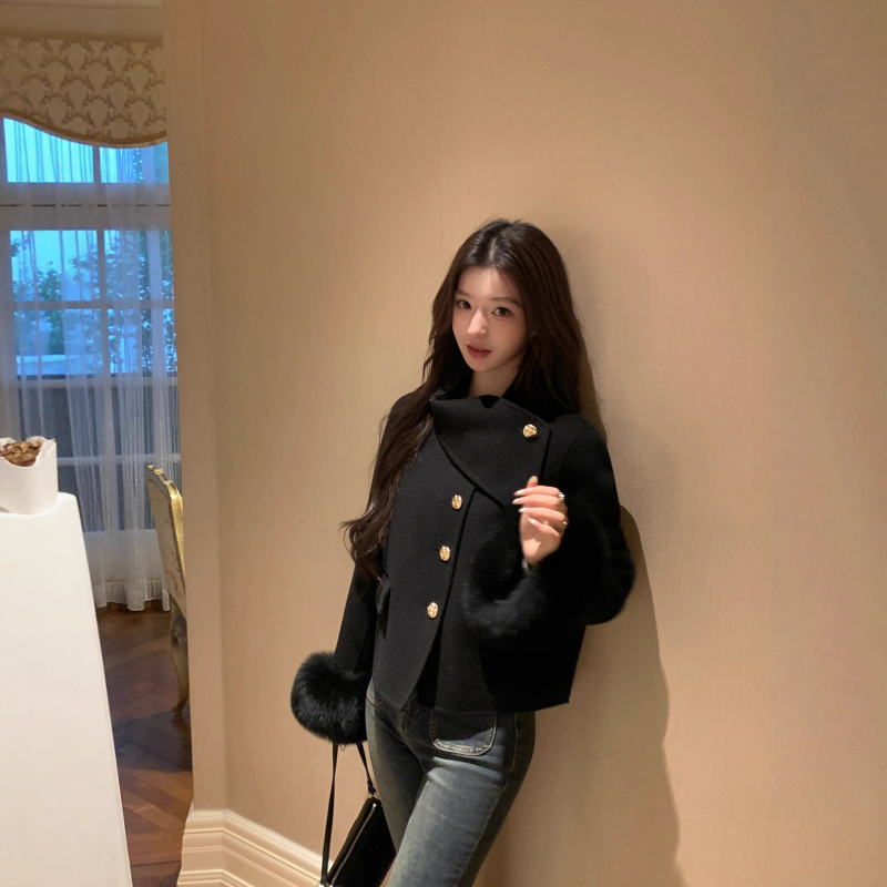 Dámsky vlnený kabát s golierom z líščej kožušiny, krátka dĺžka, viac ako 95% vlna, raglánové rukávy, zapínanie šnúrkou, zima 2025