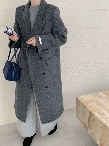 Palton de femei din lână, model herringbone, guler de sacou, închidere cu nasturi dublu-rând, lungime lungă 80–100 cm, 95% lână