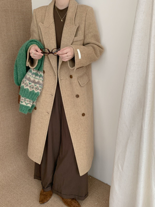 Palton de femei din lână, model herringbone, guler de sacou, închidere cu nasturi dublu-rând, lungime lungă 80–100 cm, 95% lână