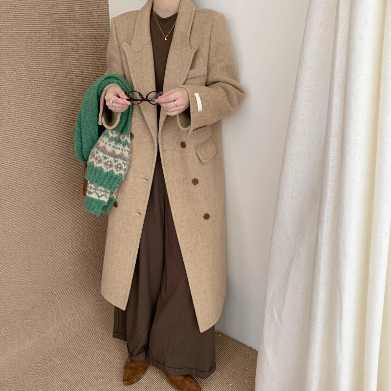 Palton de femei din lână, model herringbone, guler de sacou, închidere cu nasturi dublu-rând, lungime lungă 80–100 cm, 95% lână