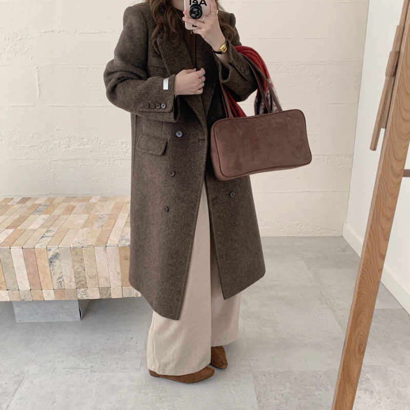 Palton de femei din lână, model herringbone, guler de sacou, închidere cu nasturi dublu-rând, lungime lungă 80–100 cm, 95% lână