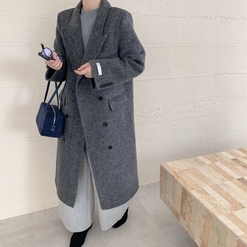 Palton de femei din lână, model herringbone, guler de sacou, închidere cu nasturi dublu-rând, lungime lungă 80–100 cm, 95% lână