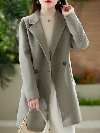 Ženski vuneni kaput - srednje duljine, ovratnik u stilu saka, dugi rukavi, dvostruki red gumba, 95%+ vuna