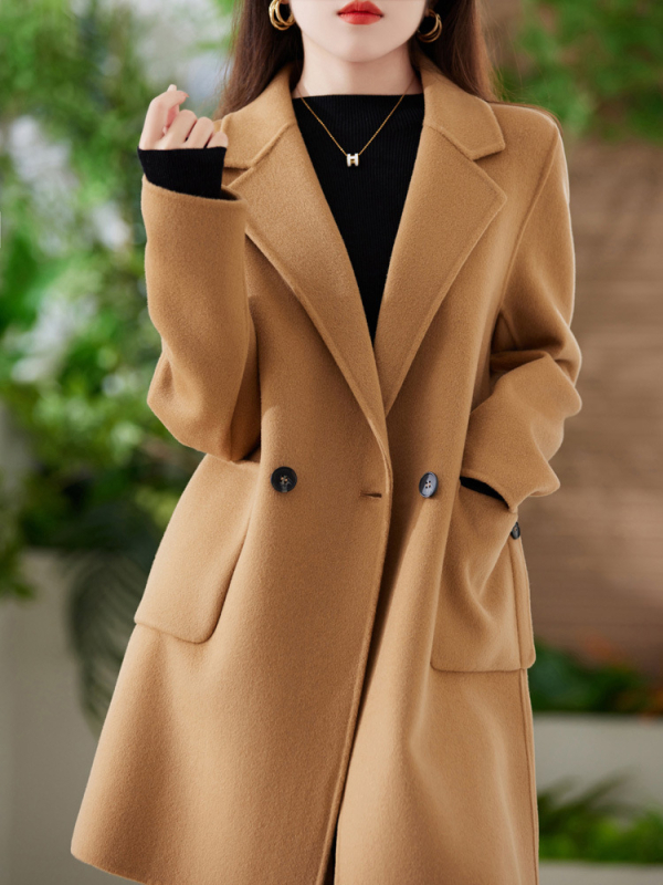 Ženski vuneni kaput - srednje duljine, ovratnik u stilu saka, dugi rukavi, dvostruki red gumba, 95%+ vuna