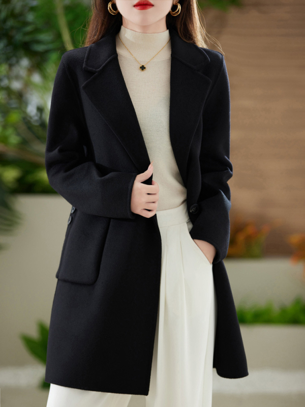 Ženski vuneni kaput - srednje duljine, ovratnik u stilu saka, dugi rukavi, dvostruki red gumba, 95%+ vuna