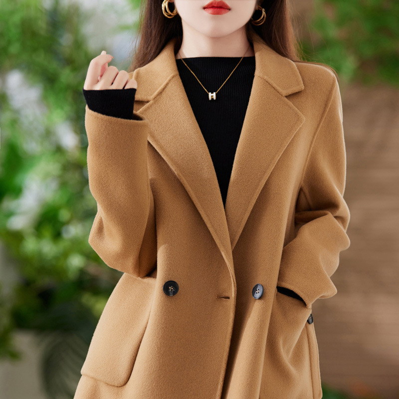 Ženski vuneni kaput - srednje duljine, ovratnik u stilu saka, dugi rukavi, dvostruki red gumba, 95%+ vuna