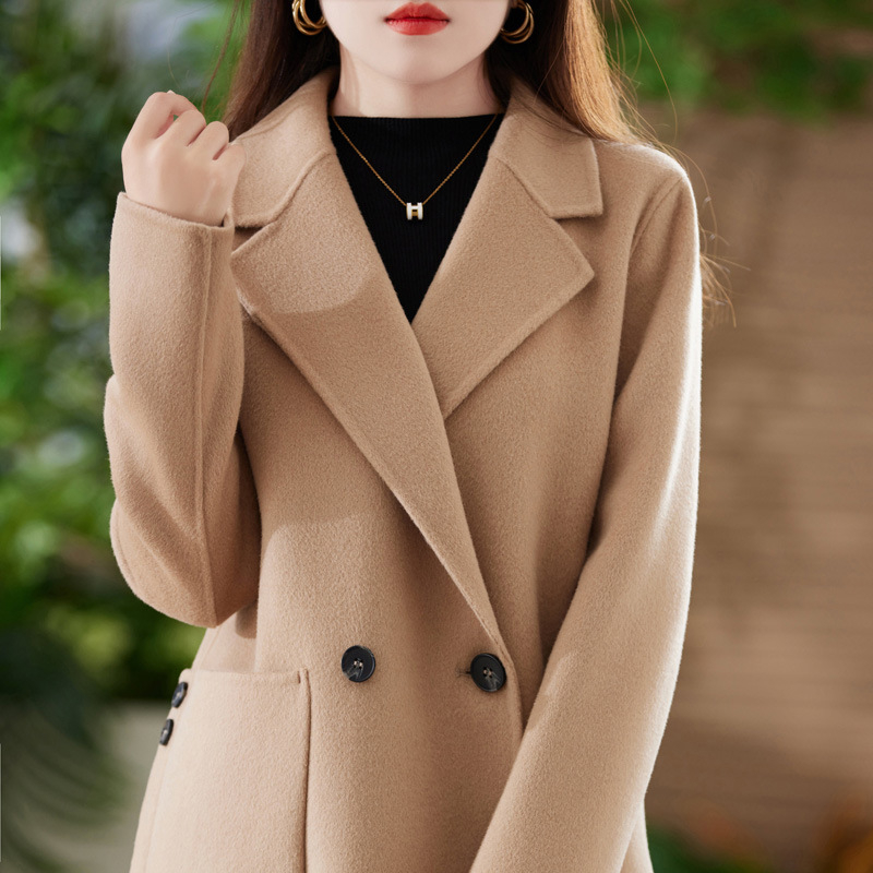 Ženski vuneni kaput - srednje duljine, ovratnik u stilu saka, dugi rukavi, dvostruki red gumba, 95%+ vuna