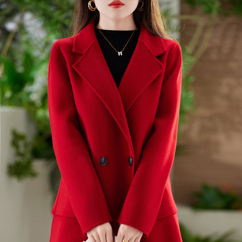 Ženski vuneni kaput - srednje duljine, ovratnik u stilu saka, dugi rukavi, dvostruki red gumba, 95%+ vuna