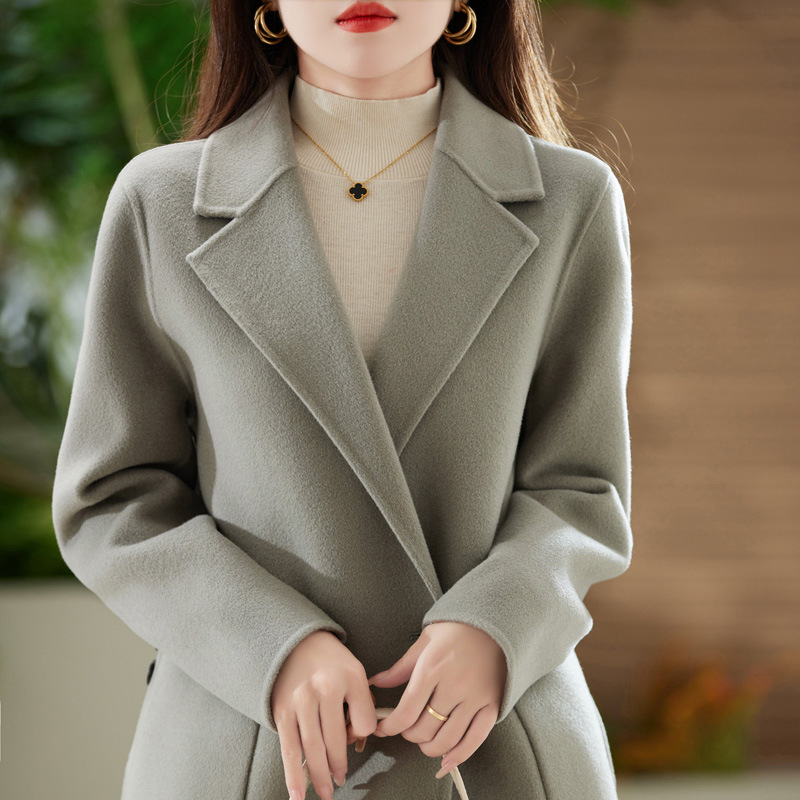 Ženski vuneni kaput - srednje duljine, ovratnik u stilu saka, dugi rukavi, dvostruki red gumba, 95%+ vuna