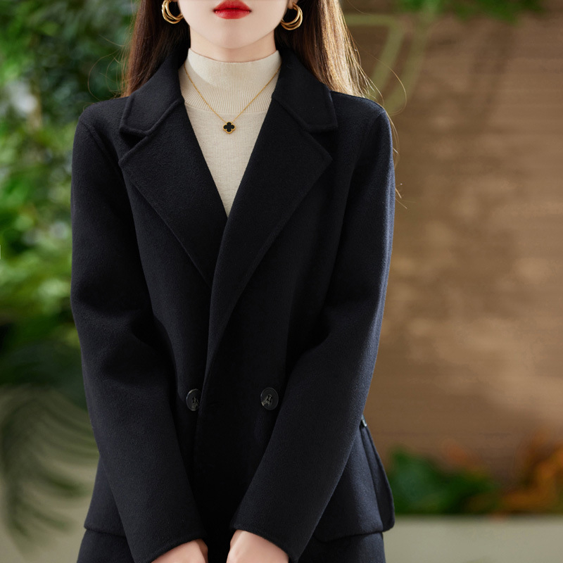 Ženski vuneni kaput - srednje duljine, ovratnik u stilu saka, dugi rukavi, dvostruki red gumba, 95%+ vuna