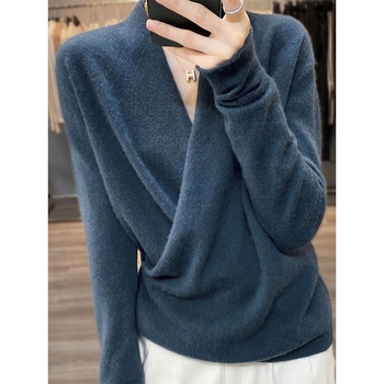 Pulover din lână cu guler în V încrucișat, croi lejer, mâneci lungi, lungime obișnuită