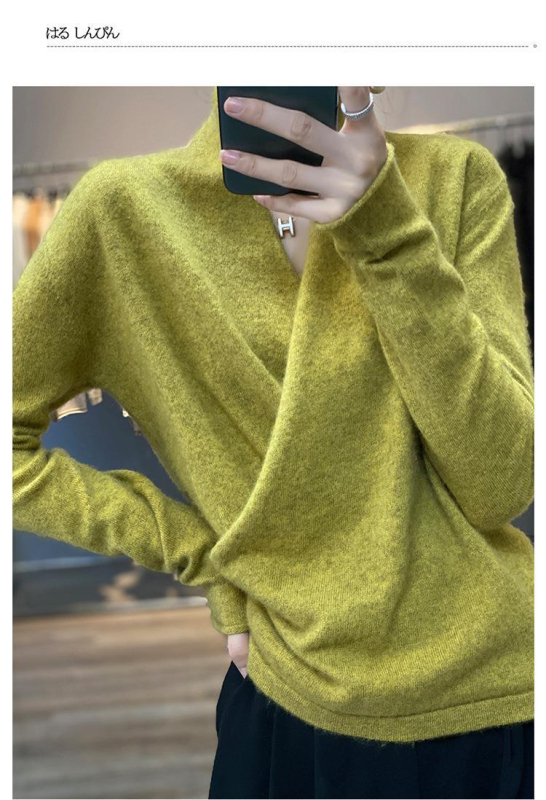 Pulover din lână cu guler în V încrucișat, croi lejer, mâneci lungi, lungime obișnuită