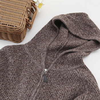 Cardigan lejer cu glugă din 100% lână, fir floral cu model valuri, tricot foarte gros pentru iarna 2025