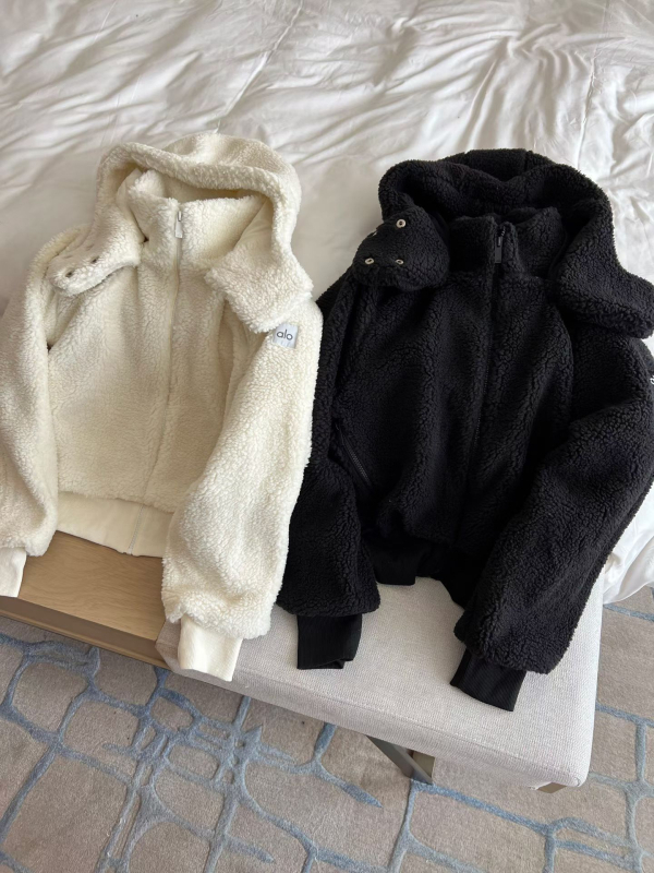 Geacă scurtă cu glugă și fermoar, din amestec de blană de iepure și cașmir, conținut cașmir 50-70%, Toamnă 2025