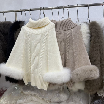 Női laza szabású pulóver magas gallérral, egyszínű kötésből, juh gyapjúból