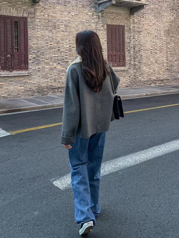 Palton damă din lână tweed, lungime scurtă, croială lejeră, guler rever, cu guler de blană