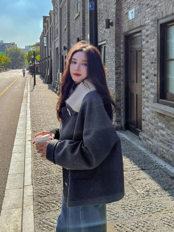 Palton damă din lână tweed, lungime scurtă, croială lejeră, guler rever, cu guler de blană