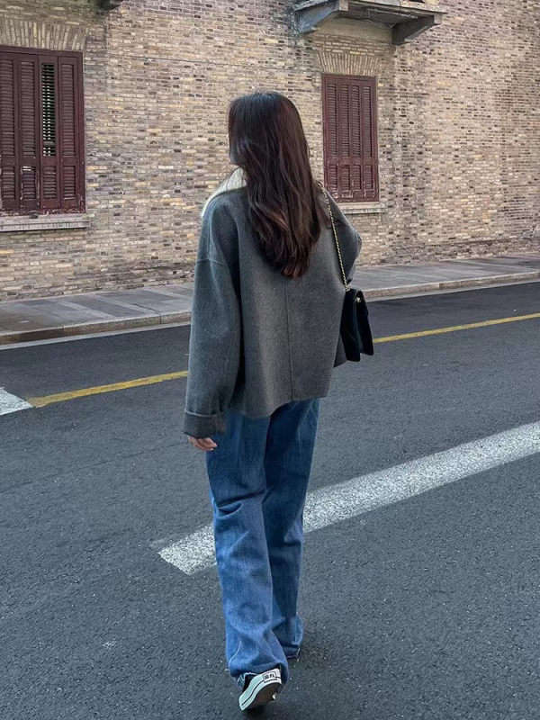 Palton damă din lână tweed, lungime scurtă, croială lejeră, guler rever, cu guler de blană