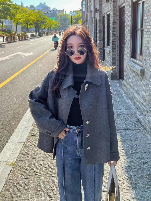 Palton damă din lână tweed, lungime scurtă, croială lejeră, guler rever, cu guler de blană