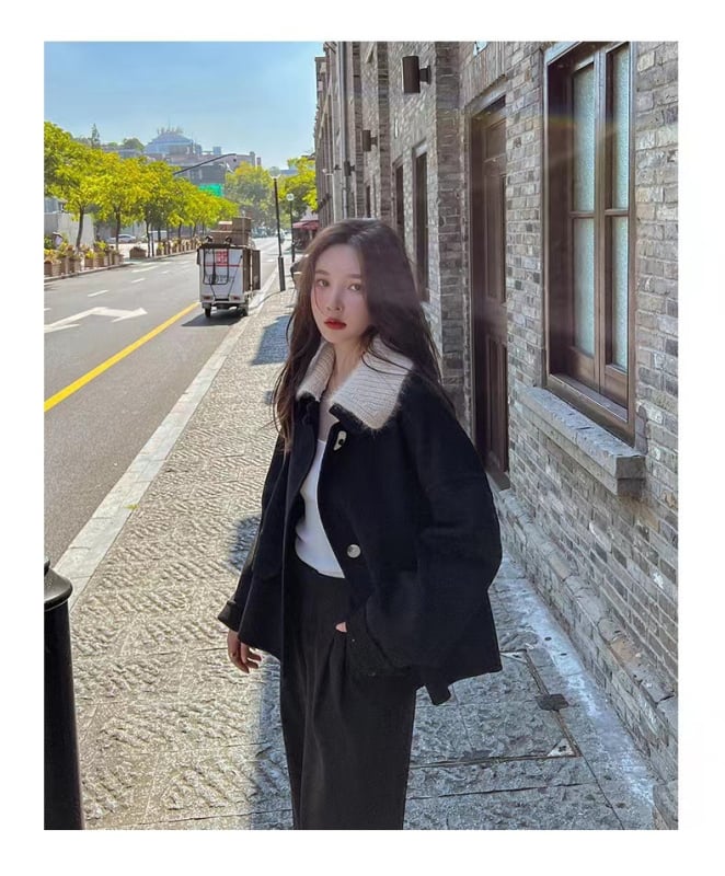 Palton damă din lână tweed, lungime scurtă, croială lejeră, guler rever, cu guler de blană