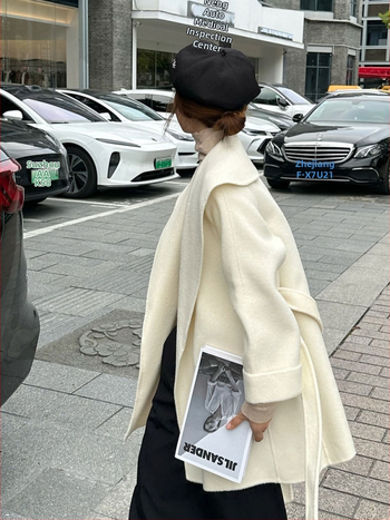 Dámsky vlnený kabát, voľný strih, golier typu lapel, dlhé rukávy, zapínanie na šnúrku, ručné šitie, japonsko-kórejský uvoľnený štýl