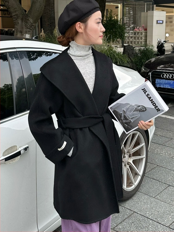 Dámsky vlnený kabát, voľný strih, golier typu lapel, dlhé rukávy, zapínanie na šnúrku, ručné šitie, japonsko-kórejský uvoľnený štýl