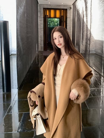 Palton de damă din lână cu blană de vulpe — lung, croială lejeră, guler tip lapel, mâneci lungi, închidere cu șireturi, stil elegant pentru oraș.