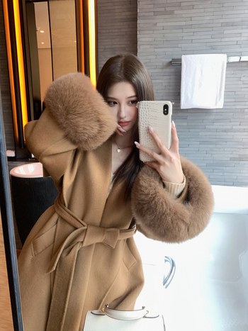 Palton de damă din lână cu blană de vulpe — lung, croială lejeră, guler tip lapel, mâneci lungi, închidere cu șireturi, stil elegant pentru oraș.