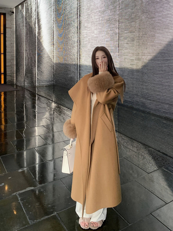 Palton de damă din lână cu blană de vulpe — lung, croială lejeră, guler tip lapel, mâneci lungi, închidere cu șireturi, stil elegant pentru oraș.