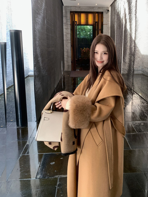 Palton de damă din lână cu blană de vulpe — lung, croială lejeră, guler tip lapel, mâneci lungi, închidere cu șireturi, stil elegant pentru oraș.