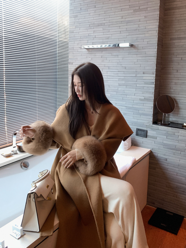 Palton de damă din lână cu blană de vulpe — lung, croială lejeră, guler tip lapel, mâneci lungi, închidere cu șireturi, stil elegant pentru oraș.