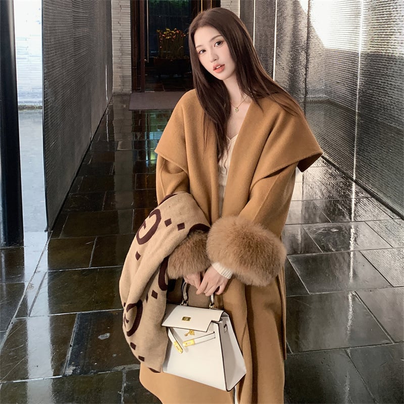 Palton de damă din lână cu blană de vulpe — lung, croială lejeră, guler tip lapel, mâneci lungi, închidere cu șireturi, stil elegant pentru oraș.
