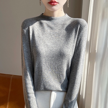 Pulover od vunene smjese, polugolni ovratnik, uski kroj, dugi rukavi, standardna duljina