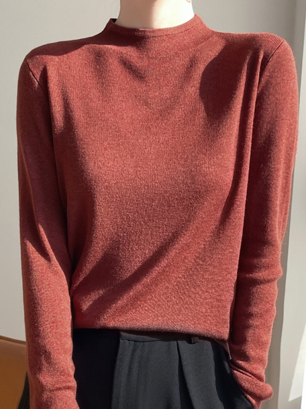 Pulover od vunene smjese, polugolni ovratnik, uski kroj, dugi rukavi, standardna duljina