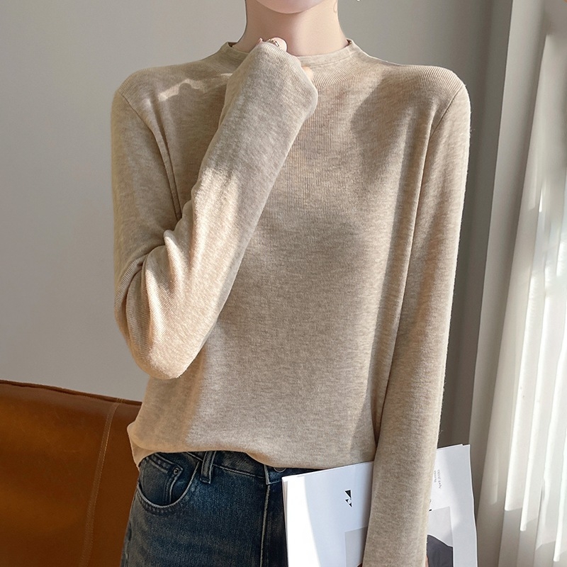 Pulover od vunene smjese, polugolni ovratnik, uski kroj, dugi rukavi, standardna duljina