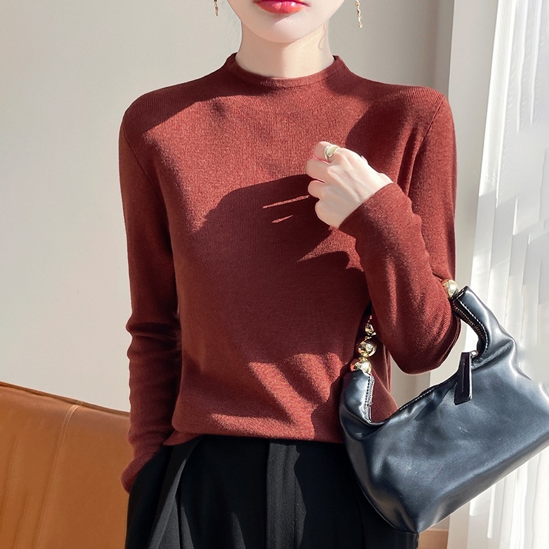 Pulover od vunene smjese, polugolni ovratnik, uski kroj, dugi rukavi, standardna duljina