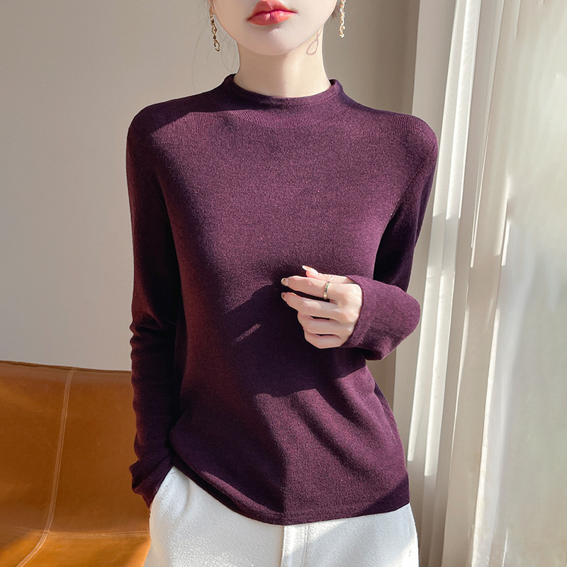 Pulover od vunene smjese, polugolni ovratnik, uski kroj, dugi rukavi, standardna duljina