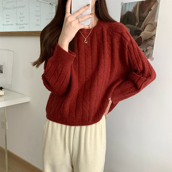 Pulover tricotat, guler rotund, mâneci lungi, croială lejeră, amestec lână de oaie și elastan