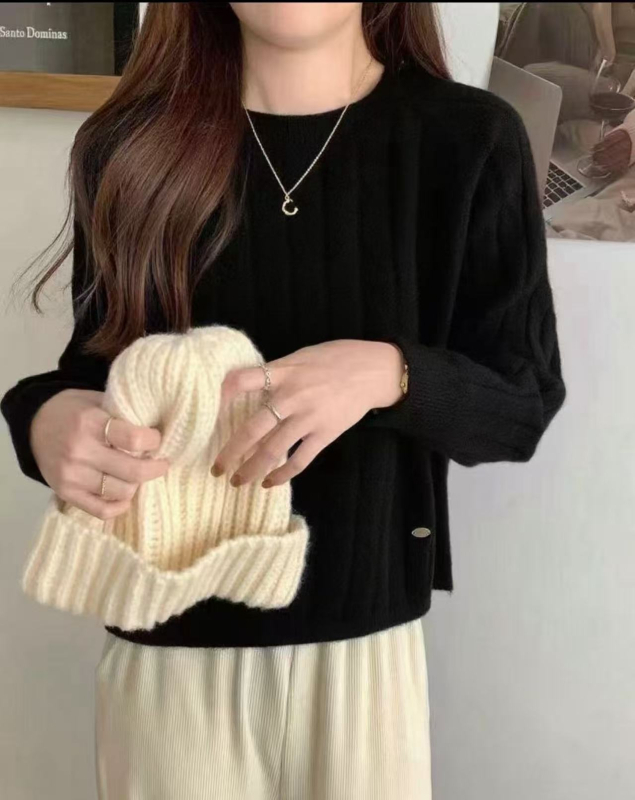 Pulover tricotat, guler rotund, mâneci lungi, croială lejeră, amestec lână de oaie și elastan